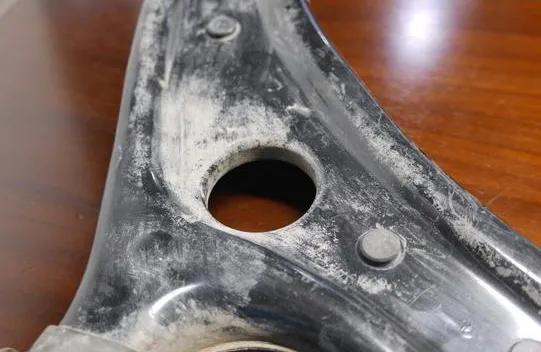 理想汽車下擺臂用塑料件,到底是簡配還是高配