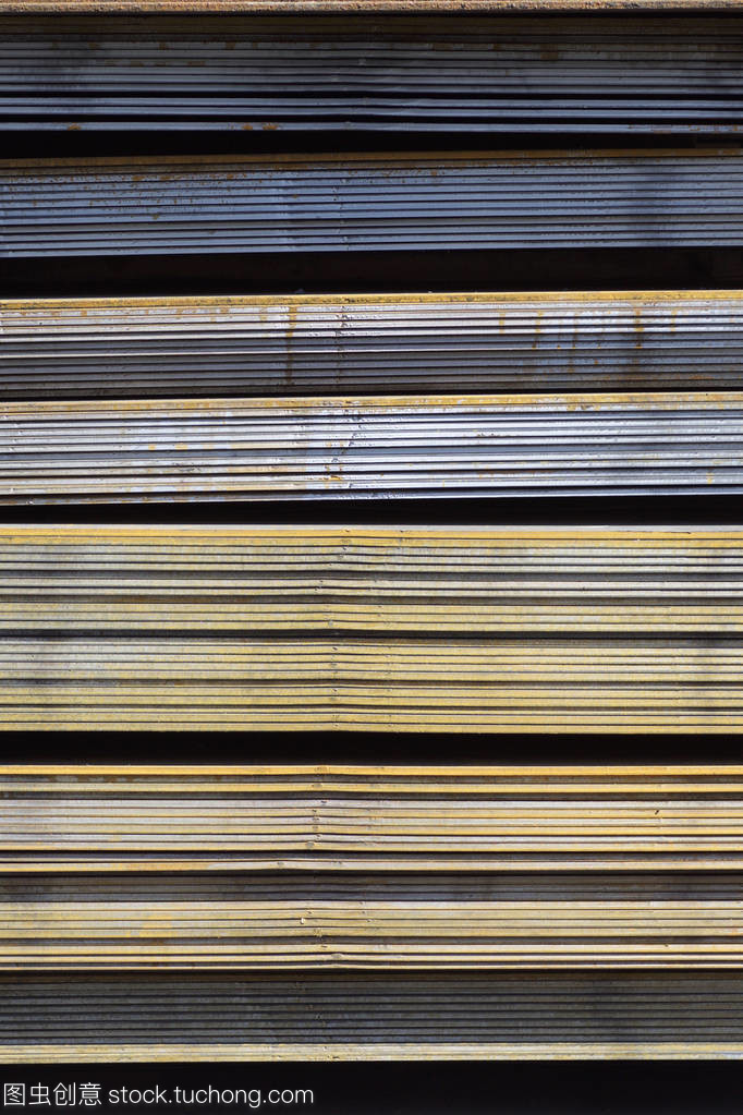 金屬板是在倉庫中束